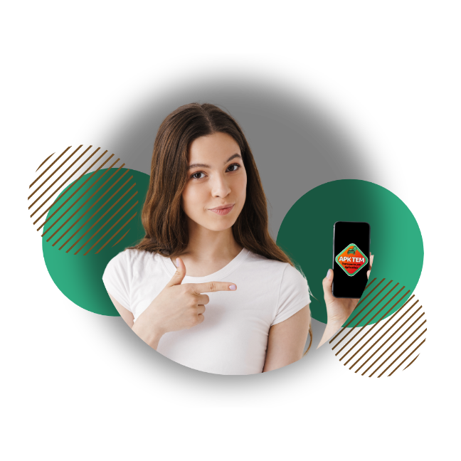 Uma mulher segurando um telefone em frente a um fundo verde