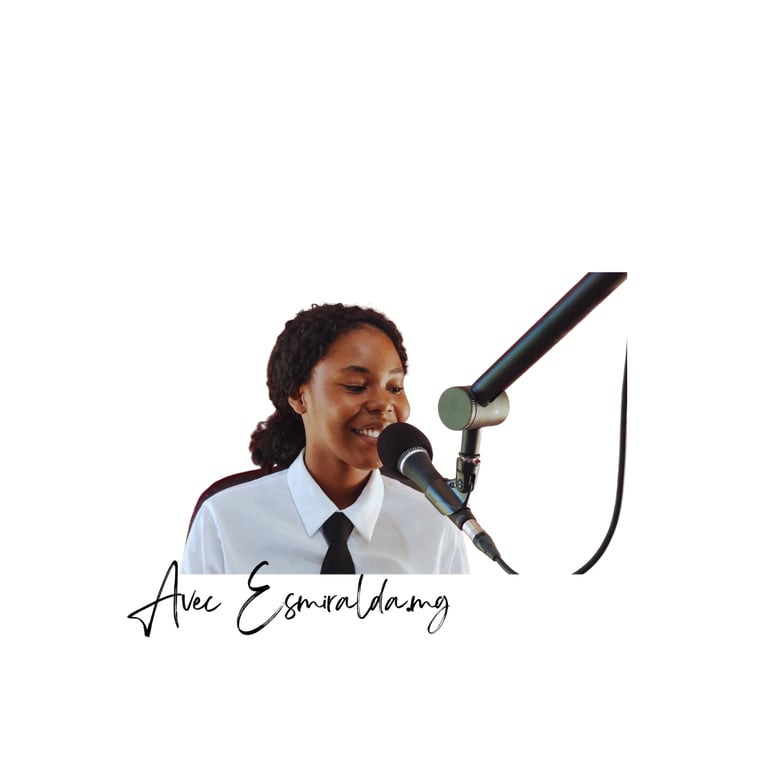 podcast, fille avec un micro, femme noire