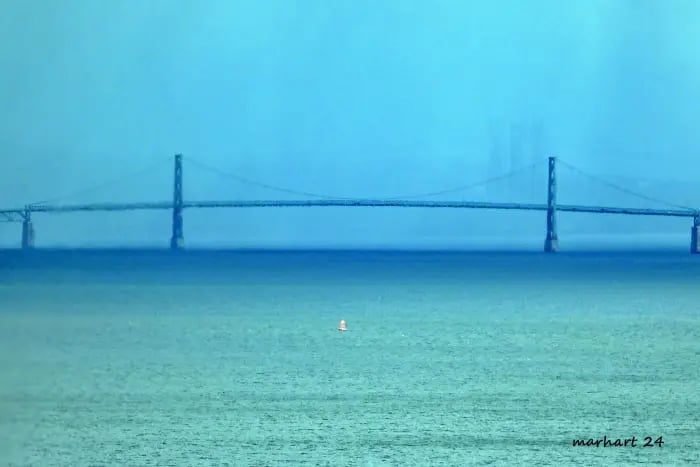 Pont de l'ile d'Orléans. dans la brûme.