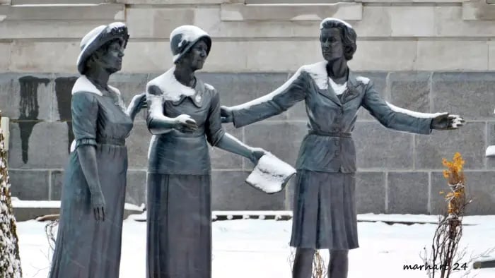 Hommage femmes en politique, détail.