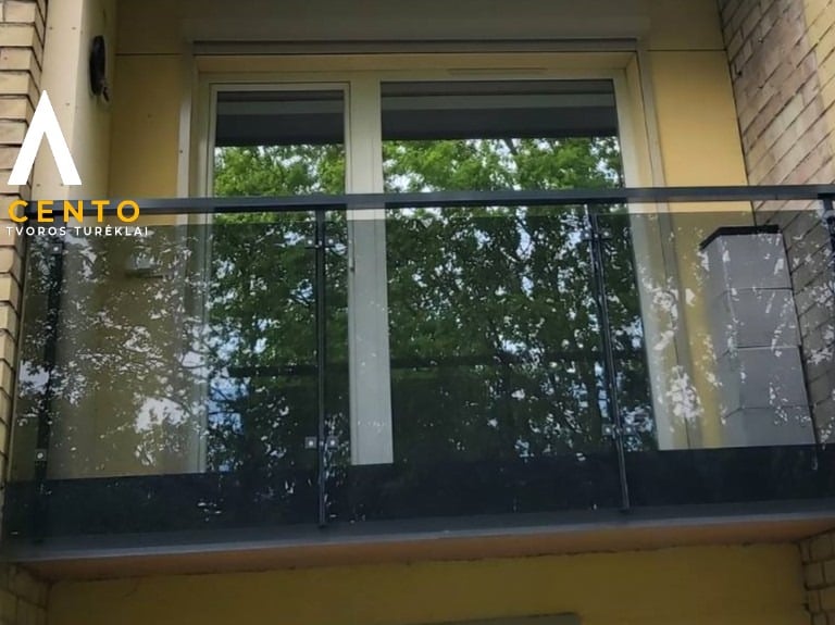 stikliniai balkono turėklai
