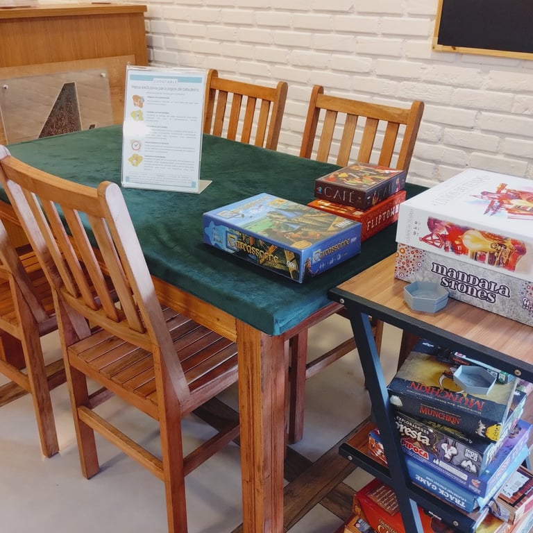 mesa de madeira com jogos de tabuleiro