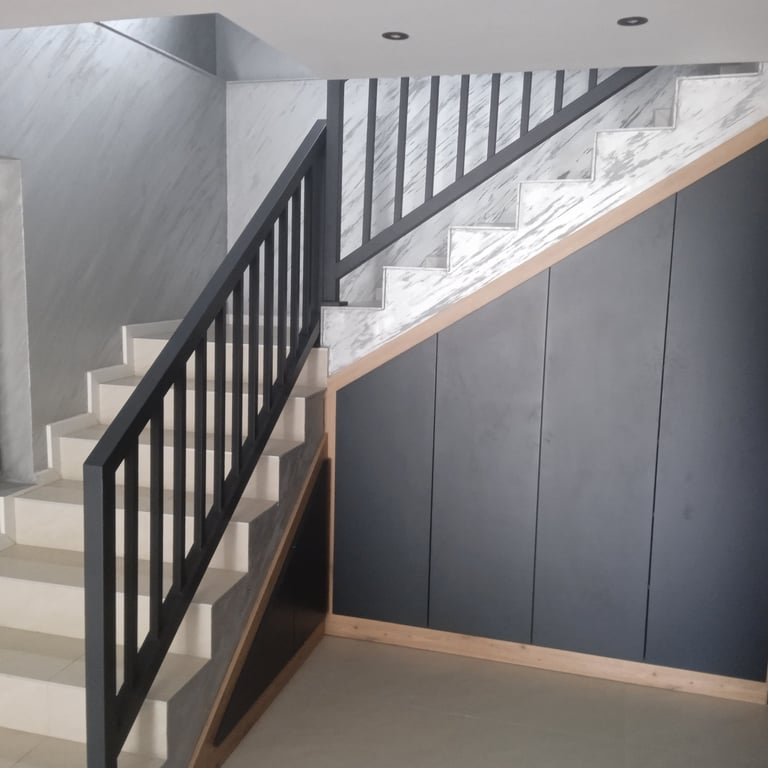 moderan metalni gelender za stepenice u enterijeru kuće