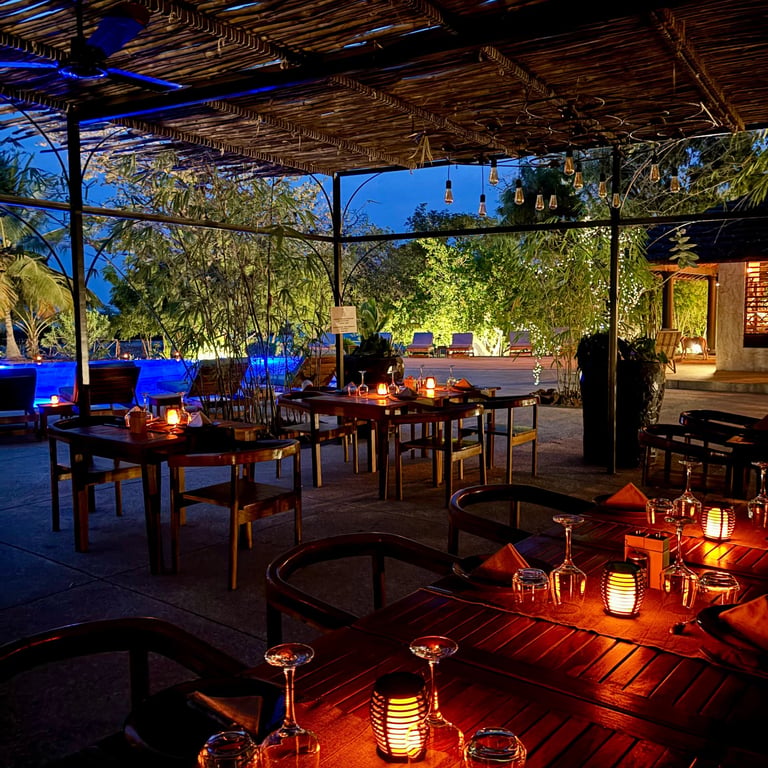 Vue de nuit du restaurant de l'hôtel de luxe, Maison Fimela, dans le Sine Saloum