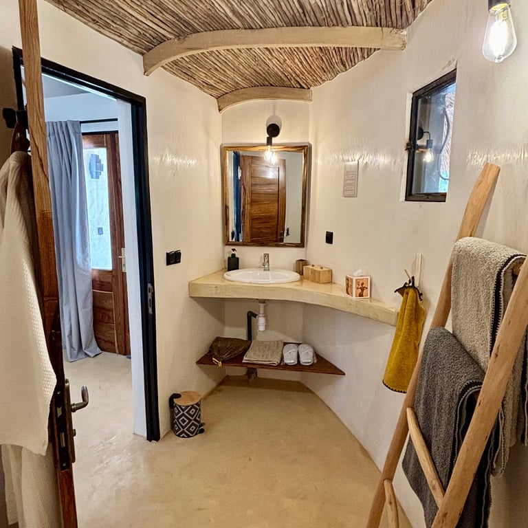 Vue de la salle de bain d'une chambre classique de l'hôtel de luxe, Maison Fimela, dans le Sine Saloum