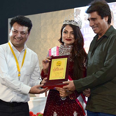 Amit Saheta Reciving Award from Raj Babbar