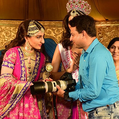 Amit Saheta Reciving Award from Soha Ali Khan