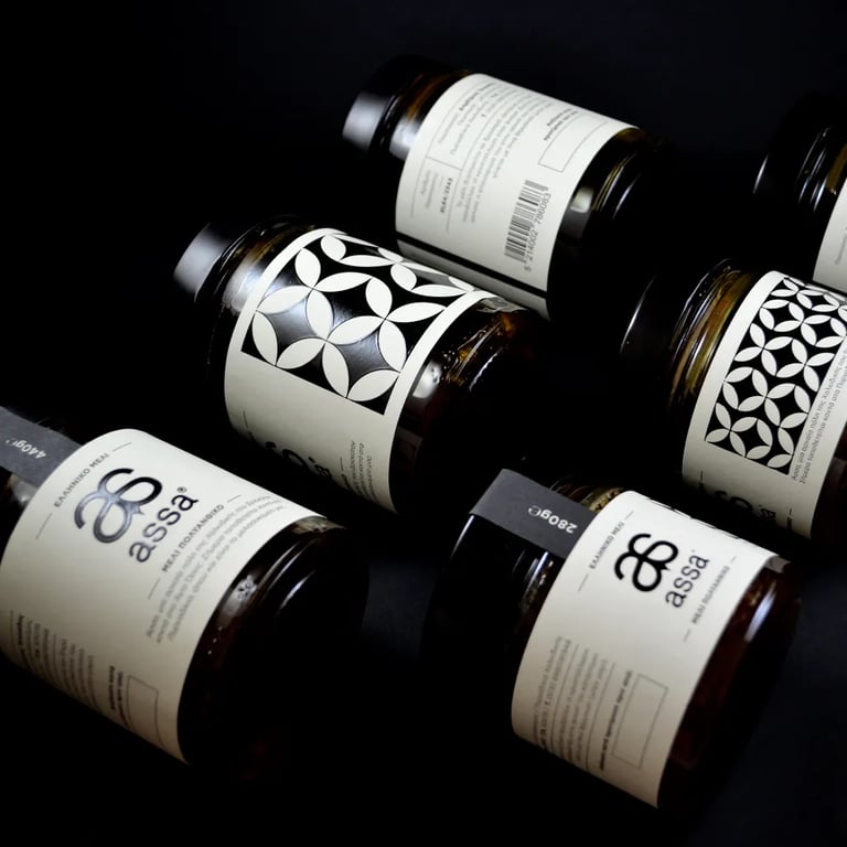 Mehrere Assa Honiggläser liegend – griechischer Premium-Honig