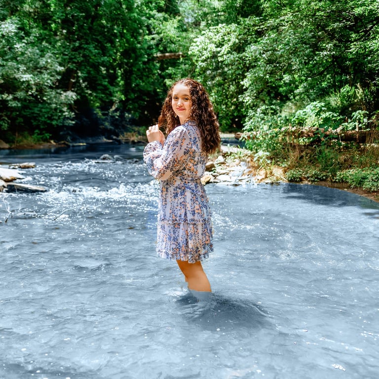 Lancaster PA senior picture photographer. Senior pictures in a creek