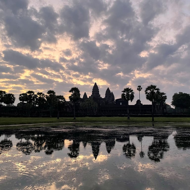 Angkor Wat i jezioro o wschodzie słońca