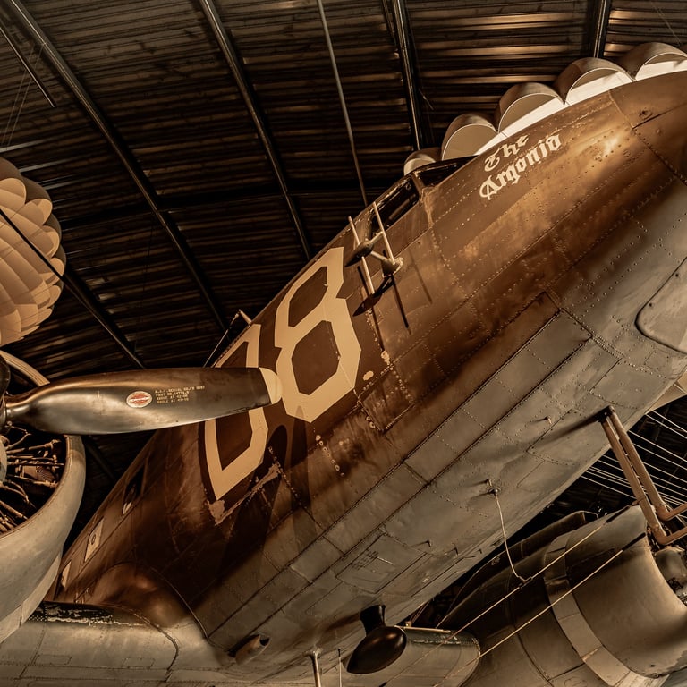 Photo du C47 Douglas exposé au Musée Airborne de Sainte-Mère-Église, utilisé lors du Débarquement avec des parachutes en fond