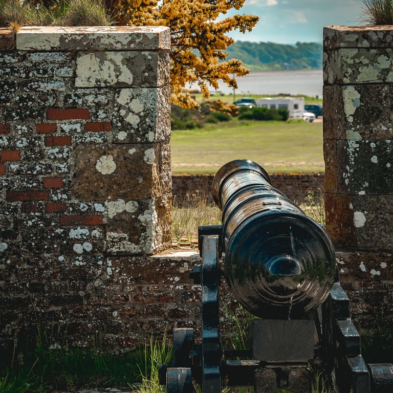Le vieux canon de Fort George, pointé vers l'horizon, semble encore veiller sur les terres écossaises, témoin d'histoire.