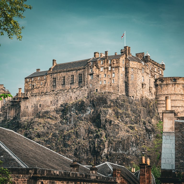 Le château d'Édimbourg, perché sur un rocher volcanique, domine la ville et incarne l’histoire riche de l’Écosse.