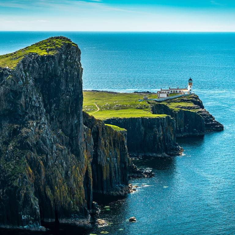 Les falaises de Neist Point, sur l'île de Skye, offrent une vue spectaculaire avec son phare solitaire face à l'océan.