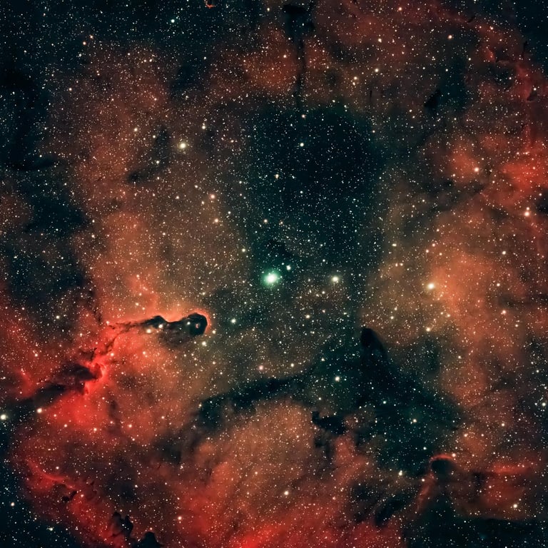 La nébuleuse IC 1396 dans la constellation de Céphée, illuminée par des couleurs rougeoyantes et des étoiles lointaines
