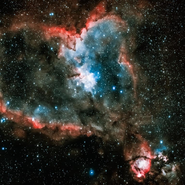 La nébuleuse du Cœur (IC 1805), une merveille céleste aux teintes rouges vibrantes et des structures interstellaires complexe