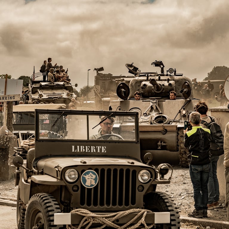 Reconstitution de l'avance des troupes alliées en Normandie, véhicules militaires sur une route poussiéreuse, Jeep 'Liberté'