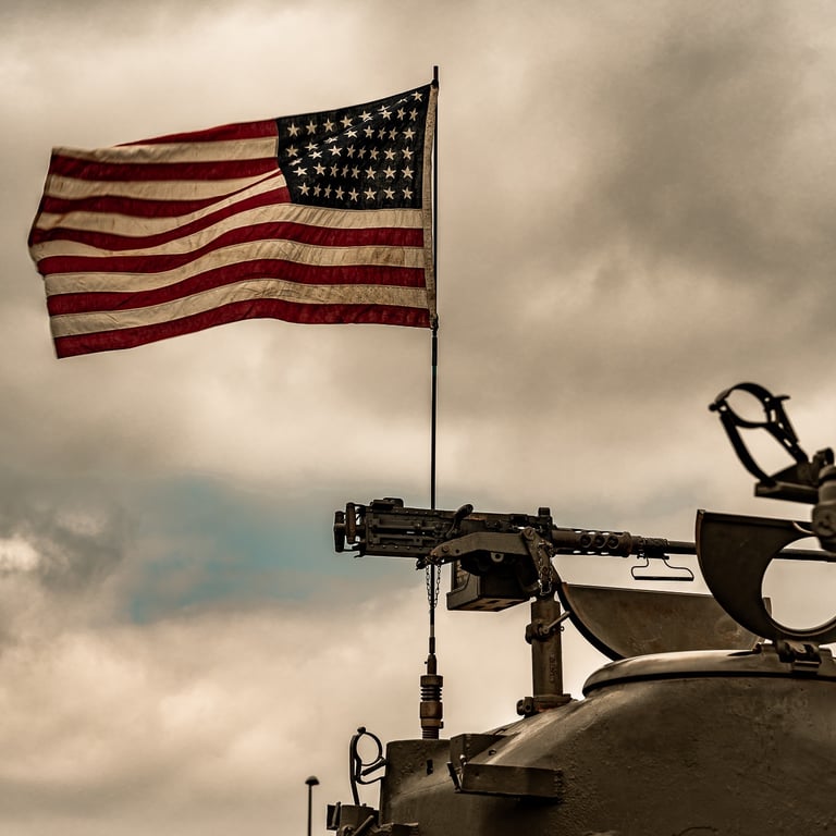 Char militaire américain avec drapeau usé flottant sous un ciel nuageux, symbole puissant de liberté et de mémoire historique