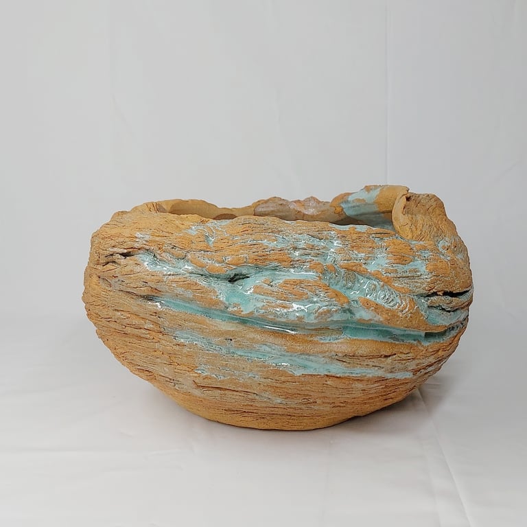 Estelle Del oeuvre artistique d'un pot en grès roux texturé émaillé en vert, inspirée des fa:laises