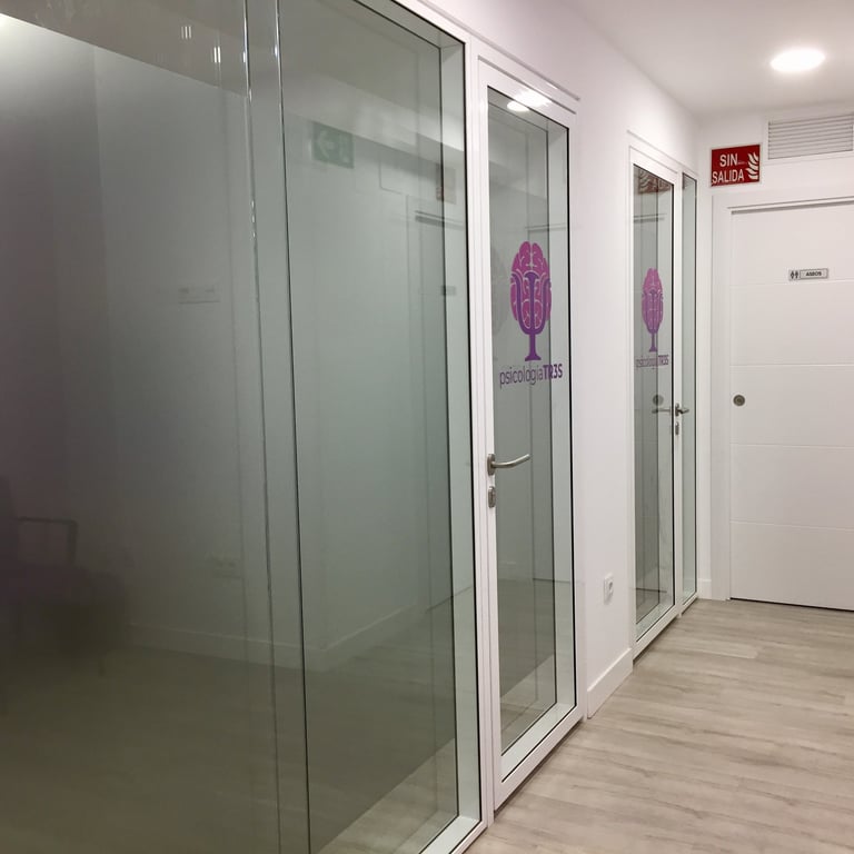 Pasillo con dos puertas de despacho a la derecha, de frente la puerta del baño
