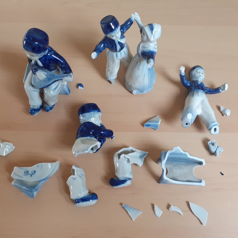 Delft porcelain figures before conservation