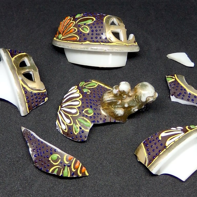 Porcelain lid fragments before conservation