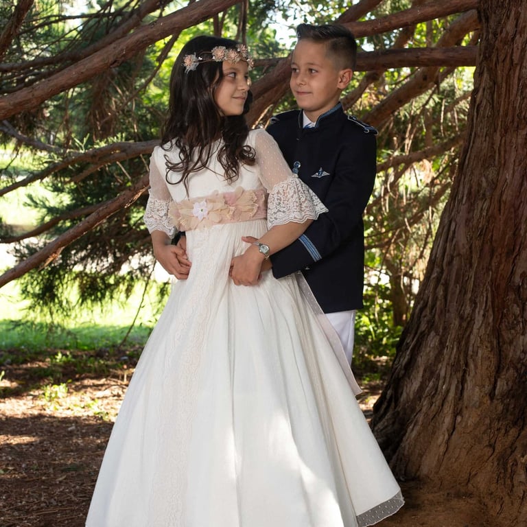 hermanos de comunion se miran fijos  