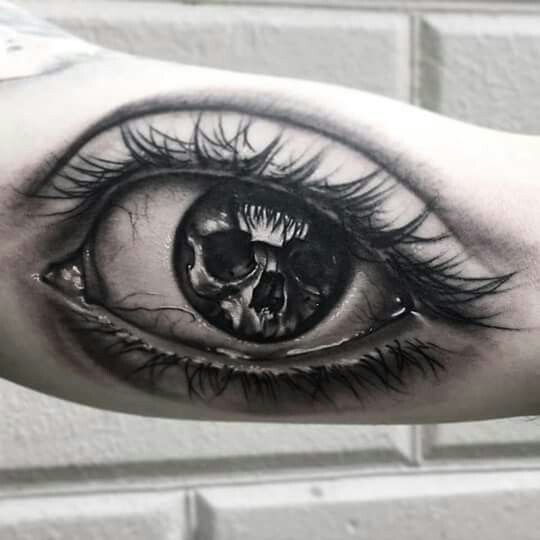 Style tatouage Blackwork aigle noir intense - tatoueur Genève