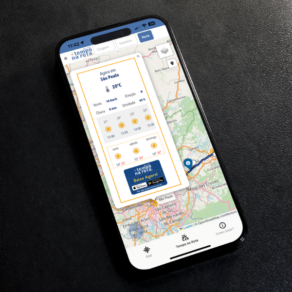 um celular que mostra um mapa com previsão do tempo ao longo da rota