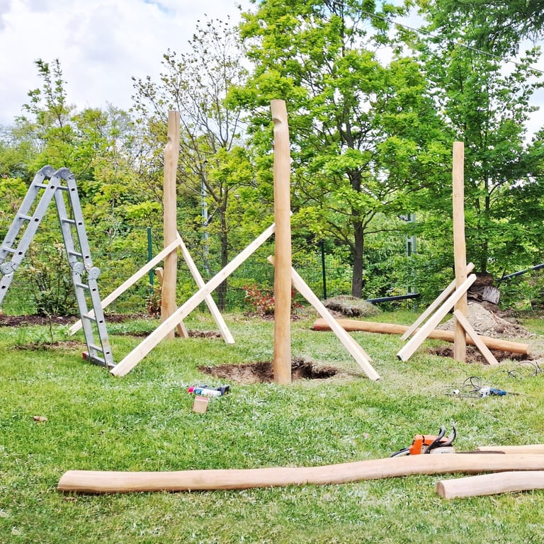 unsere Tischlerei montiert einen Holzspielplatz