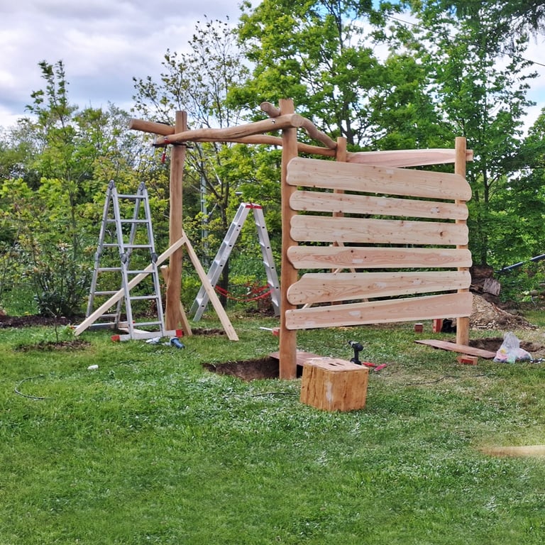 ein Klettergerüst entsteht – Spielplatzbau für privat von Massivholz Design im Erzgebirge