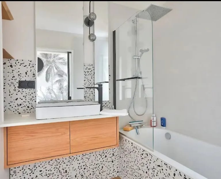 avant après déco salle de bain : petite salle de bain 3m² avec une baignoire douche intégrée, avec carrelage terrazzo