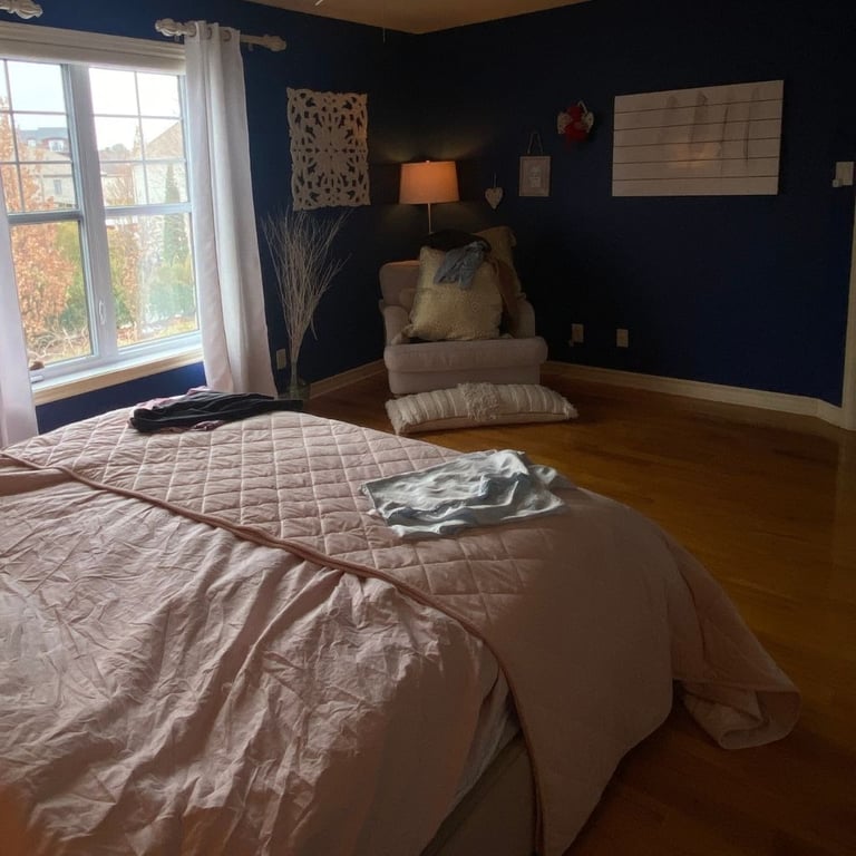 avant-après chambre avec grand fauteuil mur bleu foncé
