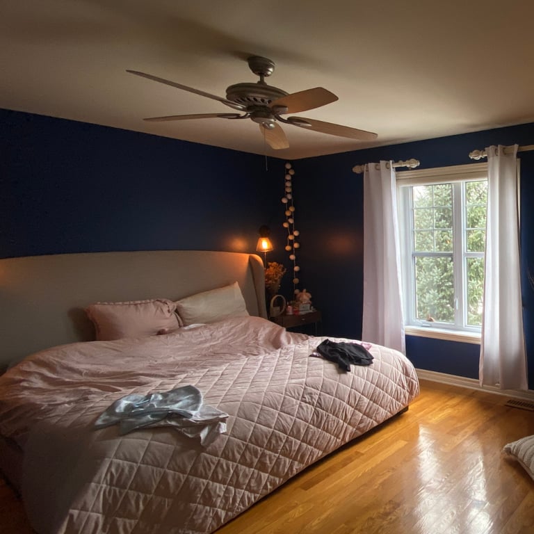 avant-après chambre avec lit king size mur bleu foncé