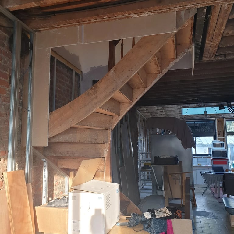 avant après, aménagement rez de chaussé en travaux avec escalier en bois central