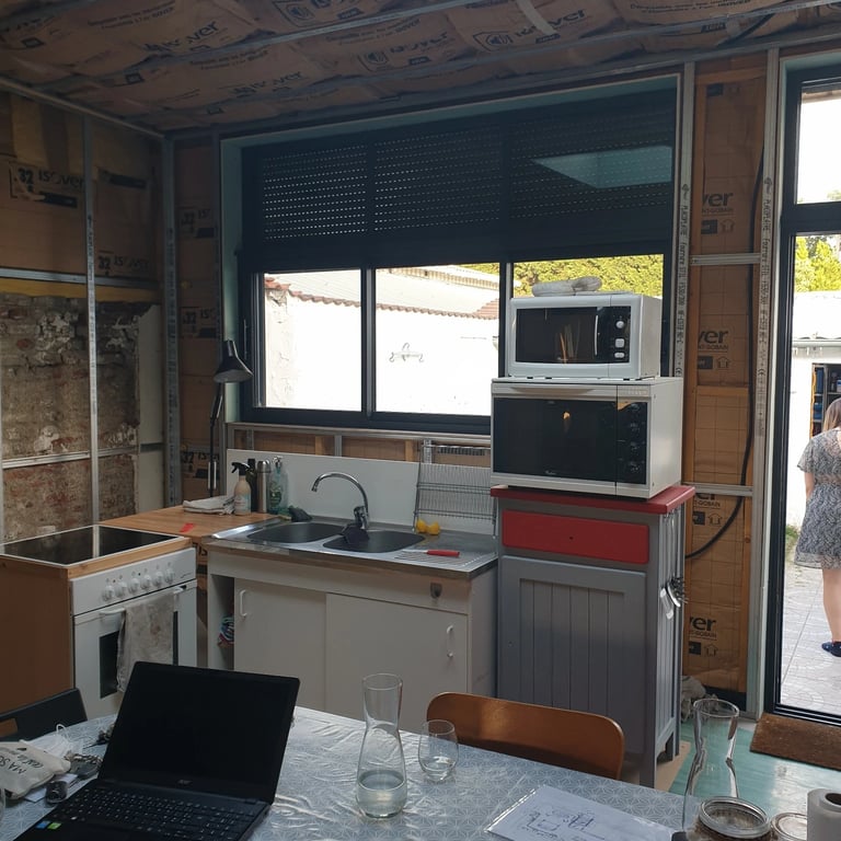 avant après, cuisine en travaux avec four et plaque, lave vaisselle, évier en inox