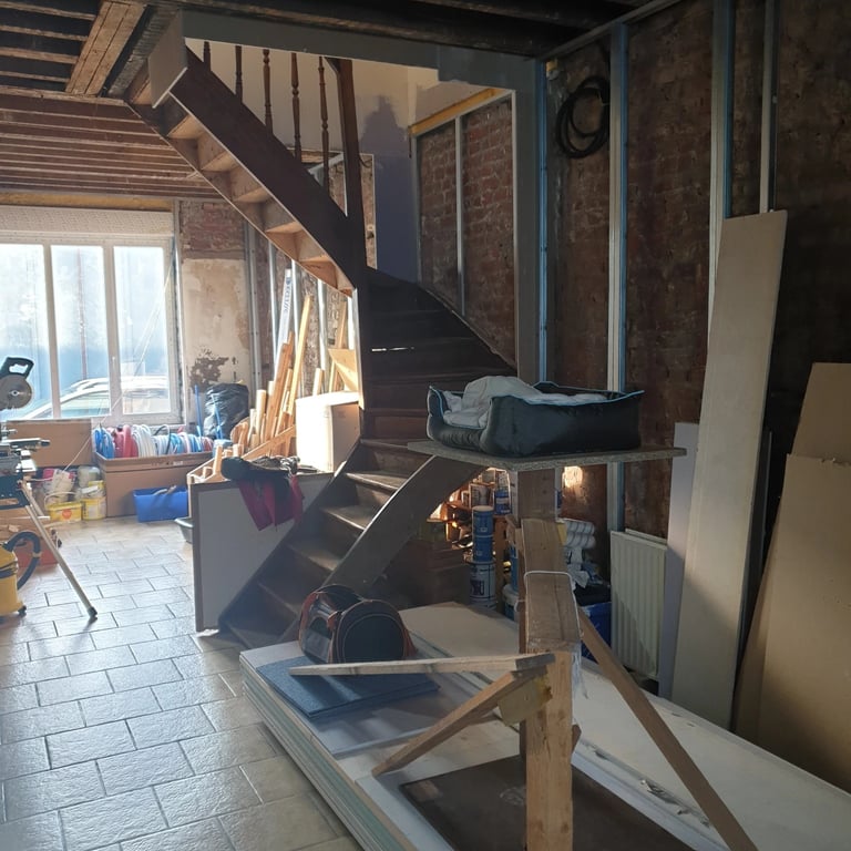 avant après, aménagement rez de chaussé en travaux avec escalier en bois central