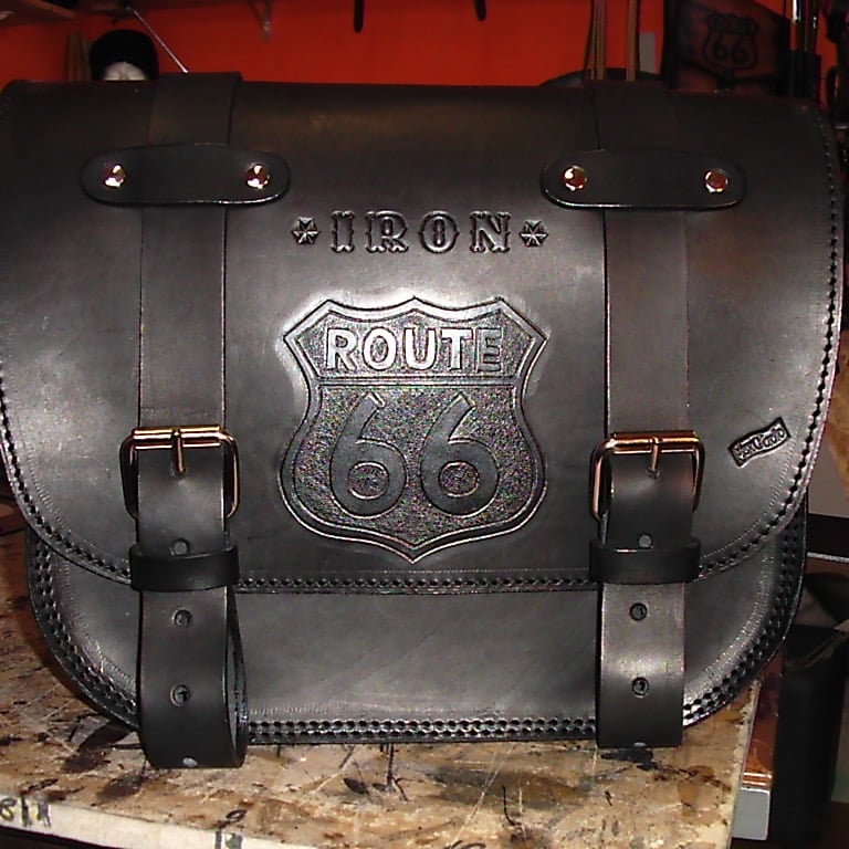 Borsa per moto universale in cuoio marrone scuso di MaxCuoio con logo Route 66 sul fronte