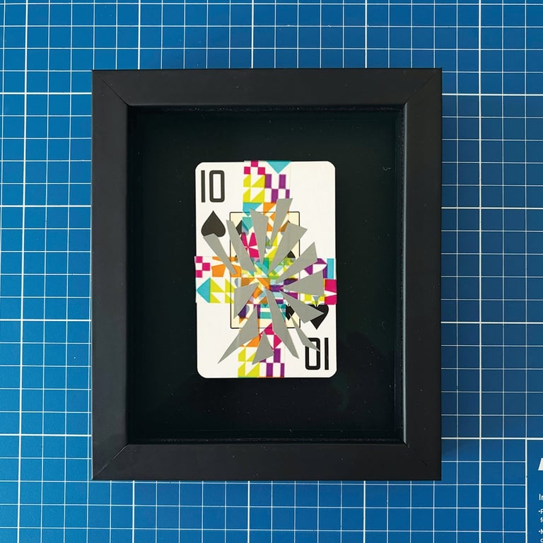 washi tape e fita isolante sobre 10 de espadas, emoldurado em preto.