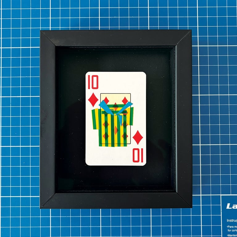 washi tape e fita isolante azul sobre dez de ouros, emoldurado em preto.