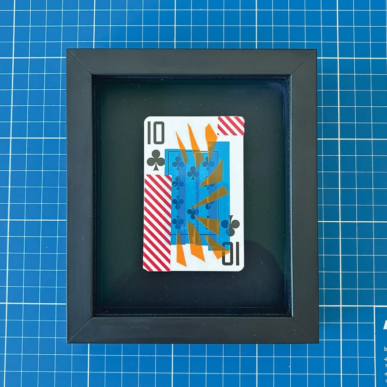 washi tape, fita colorida e fita isolante translúcida sobre dez de paus, emoldurado em preto.