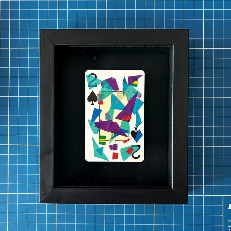 washi tape sobre dois de espadas, emoldurado em preto.
