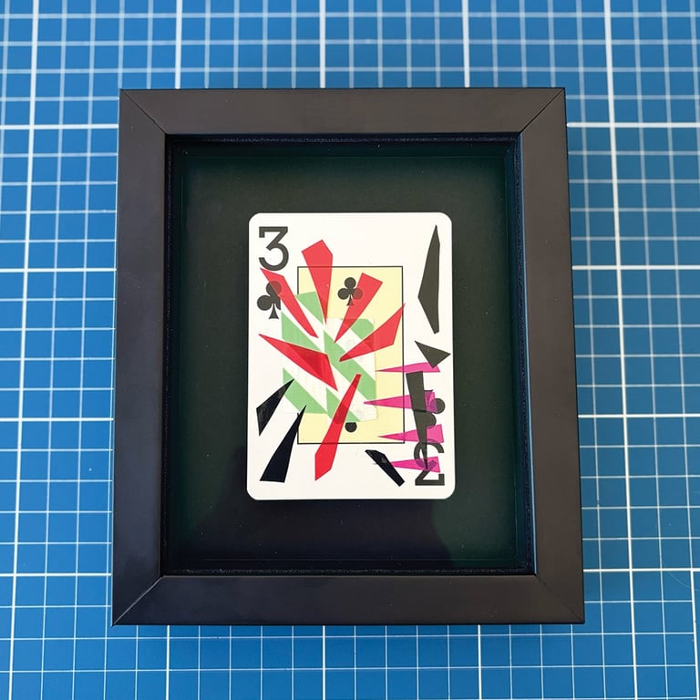 washi tape e fita isolante sobre 3 de paus, emoldurada em preto.