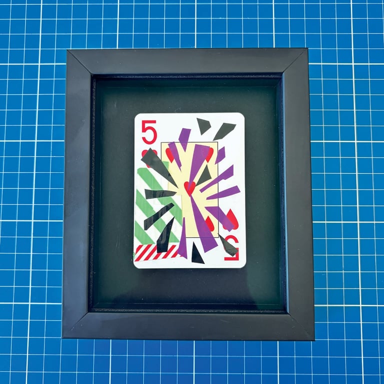 washi tape e fita isolante sobre cinco de copas, emoldurado em preto.