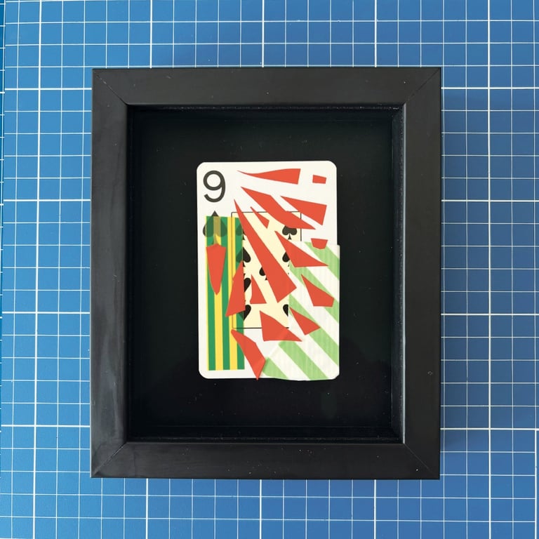 washi tape, fita adesiva e fita isolante sobre nove de espadas, emoldurado em preto.