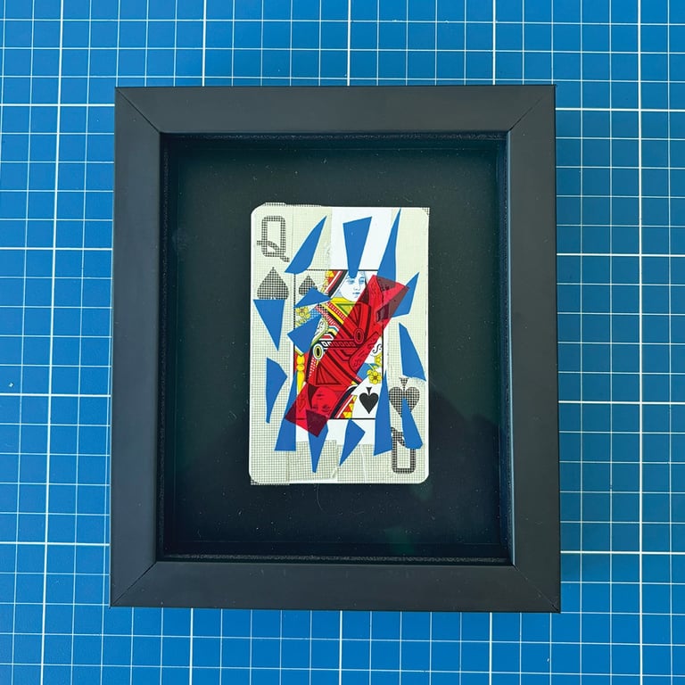 washi tape, fita isolante e durex colorido sobre rainha de espadas, emoldurada em preto.