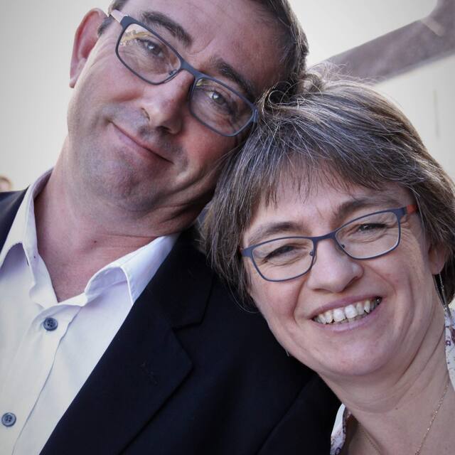 Krystelle et Pierrick, vos hôtes au gîte Bricabroc en Maine-et-Loire.