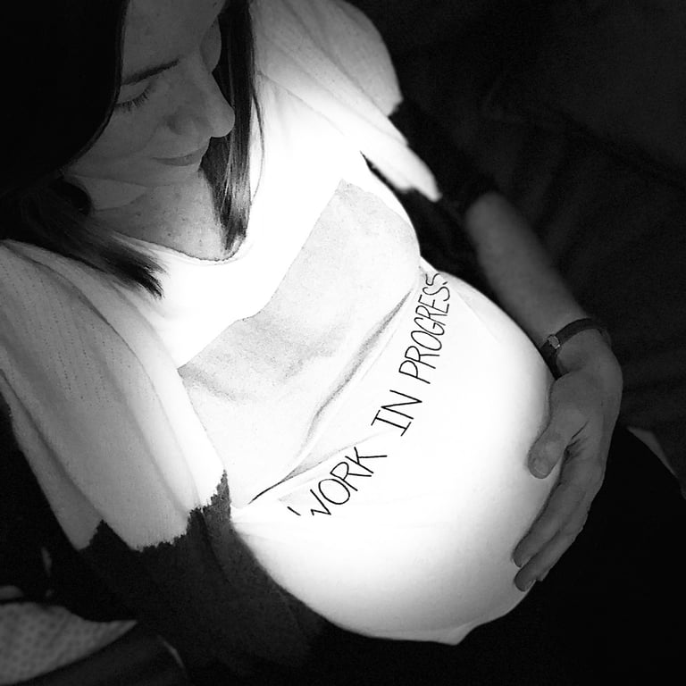 Femme enceinte posant la main sur son ventre rond