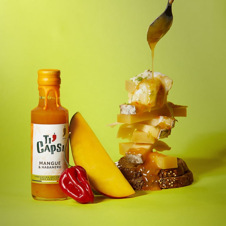 Sauce piquante Ti' Capsi avec ingrédients visibles, étiquette signée Marion Guizzardi, directrice artistique, Montpellier.