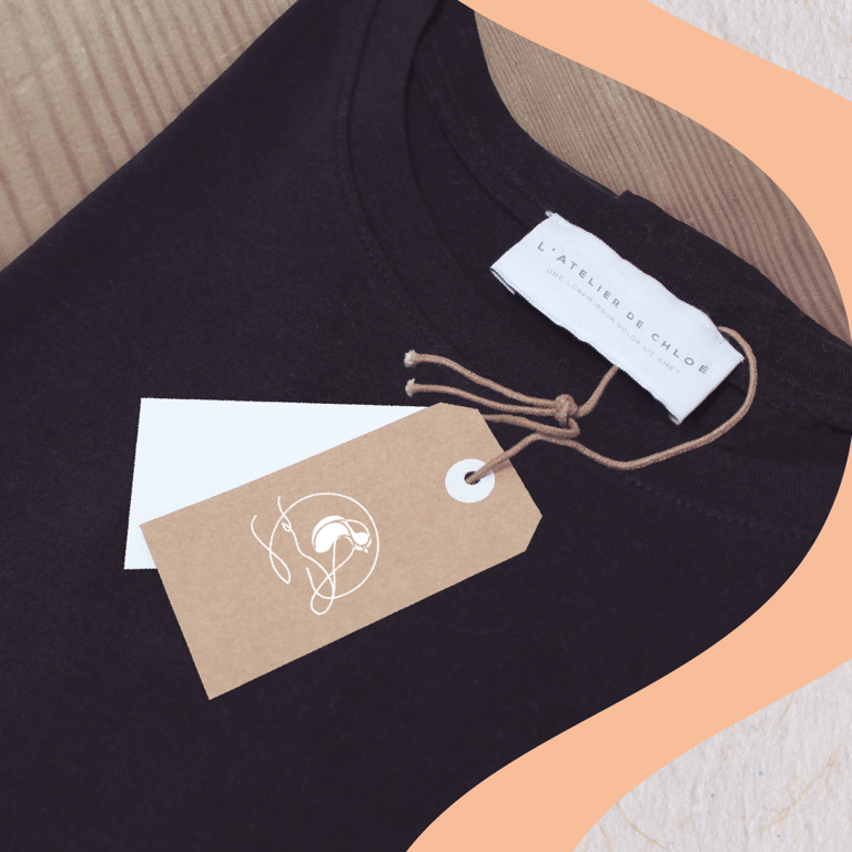 Étiquette de vêtement L'Atelier de Chloé, design par Marion Guizzardi, directrice artistique, Montpellier.